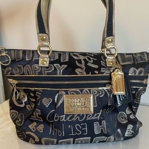 RARE, HARD TO FIND. Vintage Coach poppy tote/shoulder bag in Black and Gold.
